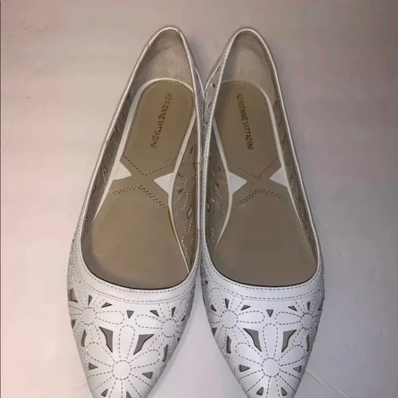 Adrienne Vittadini Women's White Leather Flower Print Low Heel Flats Size 8 - Picture 1 of 2